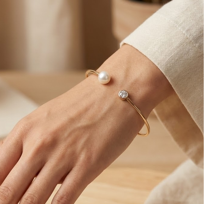 Minimal Pearl Bangle in Gold